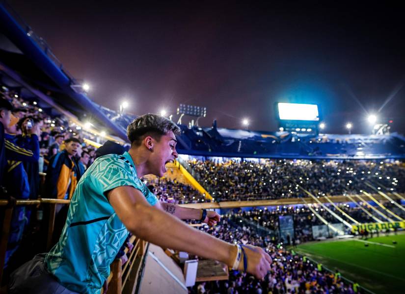 Hinchas asisten a la presentación oficial como futbolista de Boca Juniors del delantero uruguayo Edinson Cavani, en Buenos Aires, Argentina.