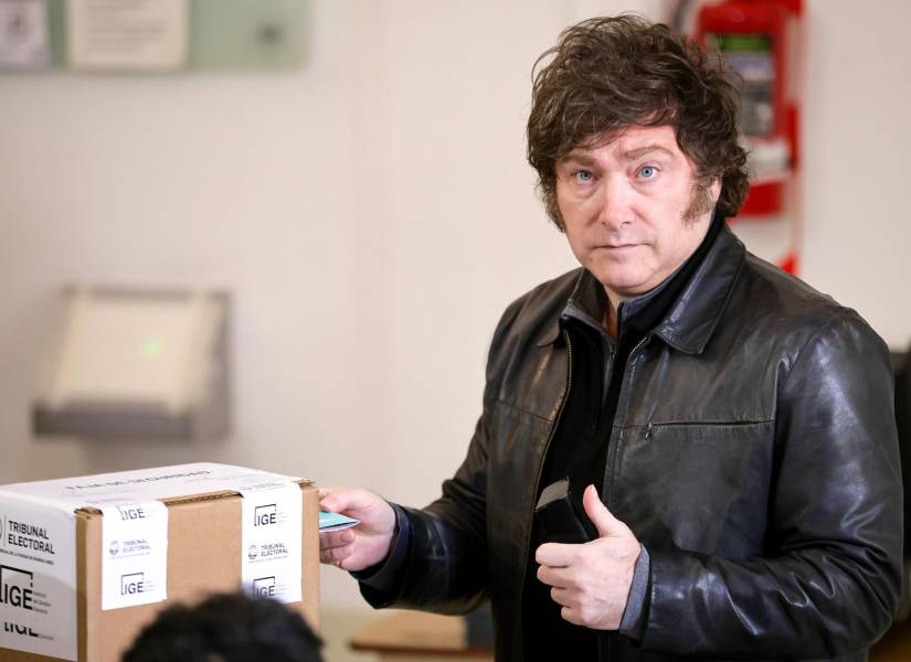 El presidente de Argentina, Javier Milei, vota en las elecciones legislativas.