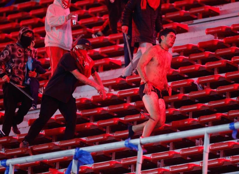 Hinchas se enfrentan este miércoles, en un partido de los octavos de final de la Copa Sudamericana entre Independiente y Universidad de Chile en el estadio Libertadores de América en Avellaneda.
