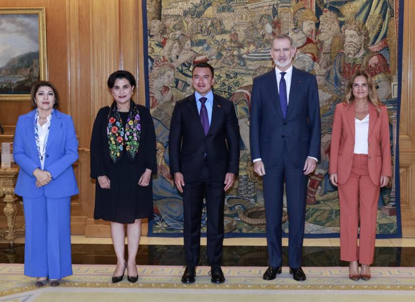 Daniel Noboa y el Rey Felipe, de España, junto a la delegación oficial.