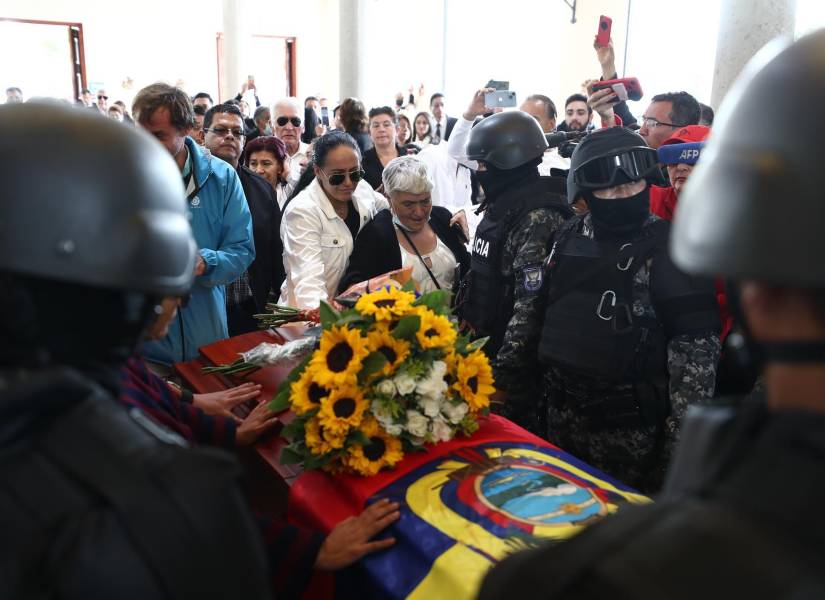 Madre del candidato presidencial Fernando Villavicencio junto al féretro.