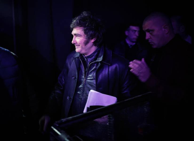 AME7330. BUENOS AIRES (ARGENTINA), 07/09/2025.- El presidente de Argentina, Javier Milei, llega a un centro de campaña luego de conocer los resultados electorales de las elecciones legislativas este domingo, en La Plata, Buenos Aires (Argentina). Milei reconoció que su partido La Libertad Avanza (LLA) ha sufrido una clara derrota que hay que aceptar, y prometió hacer lo posible para revertir estos resultados, tras el importante triunfo del peronismo en las elecciones de la provincia de Buenos Aires. EFE/ Juan Ignacio Roncoroni