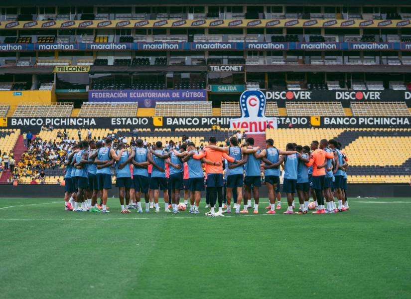 Jugadores de la selección de Ecuador en un entrenamiento previo al duelo ante Argentina