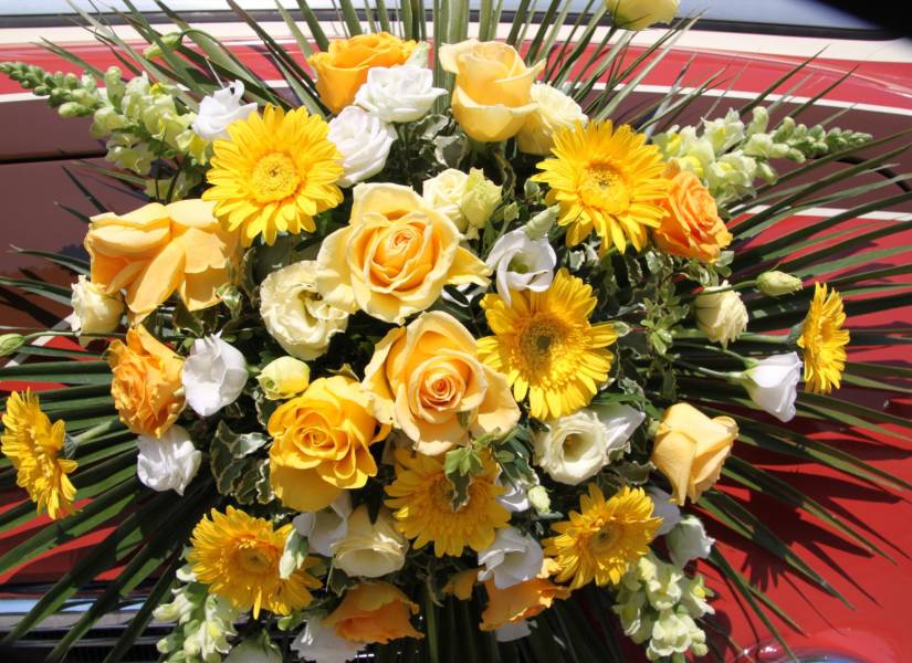 Ramo de flores amarillas y blancas.