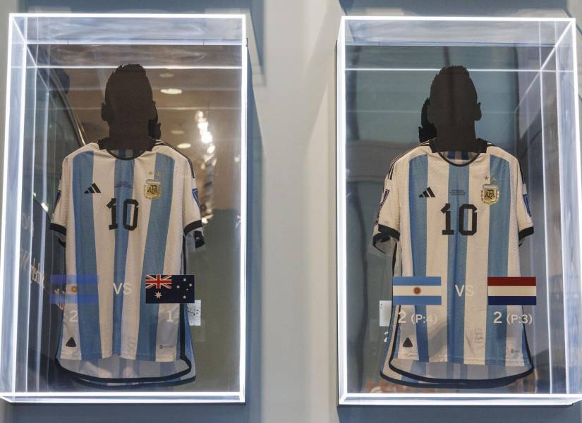 Dos de las seis camisetas con las que Messi jugó Qatar 2022, disponibles para pujas en Sotheby's Nueva York.