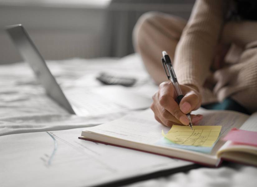 Persona planificando su día.