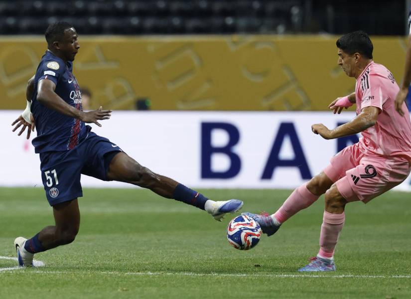 Willian Pacho controló a Luis Suárez y a Lionel Messi.