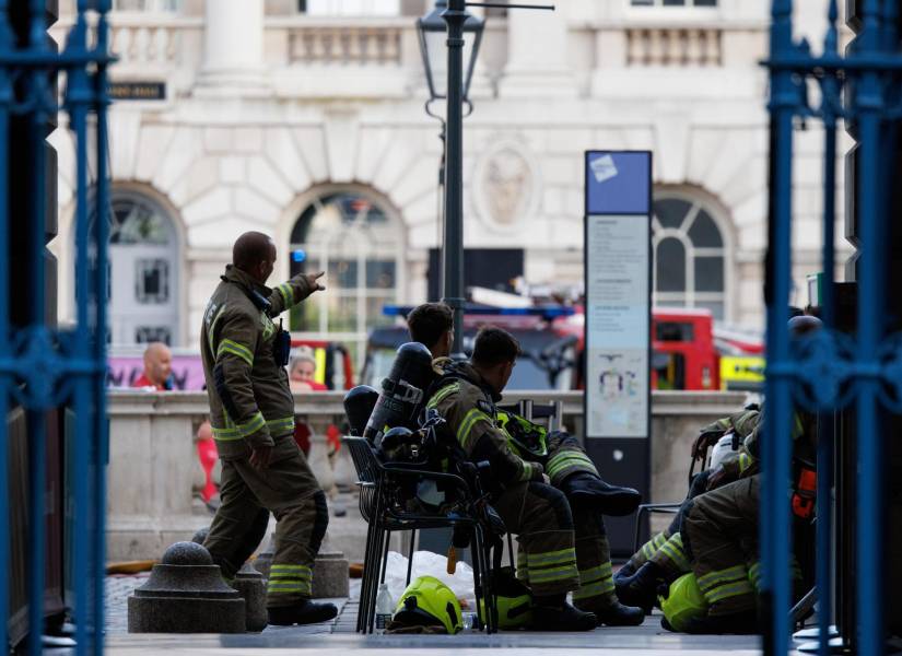 Bomberos preparándose para apaciguar el fuego en el edificio Somerset House.