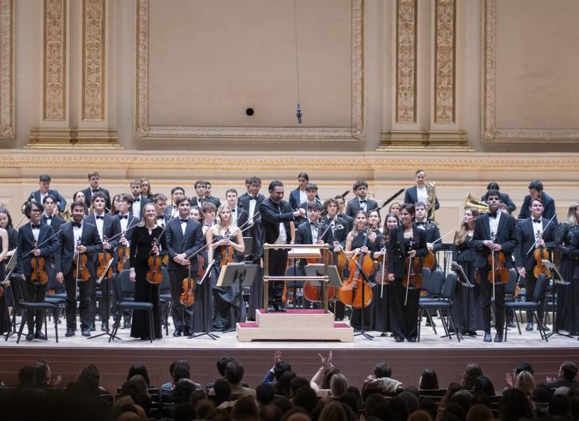 AME8910. NUEVA YORK (ESTADOS UNIDOS), 13/11/2025.- La Escuela Superior de Música Reina Sofía junto al director titular Andrés Orozco-Estrada (c), se presentan durante un concierto este jueves, en el Carnegie Hall en Nueva York (Estados Unidos). Más de setenta jóvenes músicos de la escuela, acompañados de quince miembros de la Filarmónica Joven de Colombia, interpretaron para el público el programa 'Viaje al Nuevo Mundo', que incluyó un total de tres piezas y un último bis con toque español. EFE/ Angel Colmenares