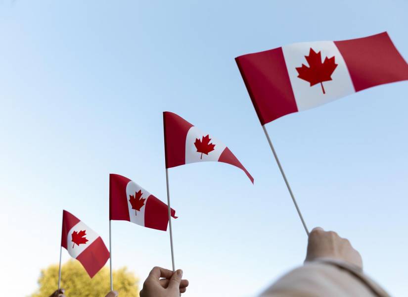 Banderines canadienses ondeando al aire.