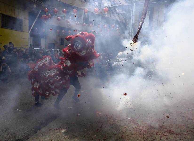 Artistas presentan la Danza del León y el Dragón en una celebración de Año Nuevo Lunar chino hoy, en el Barrio Chino de Ciudad de Panamá.
