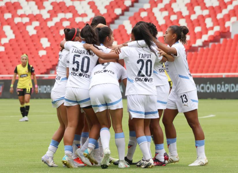 Jugadoras de Guerreras Albas celebran el gol de Cecil Aldana contra Barcelona SC por la semifinal de la Superliga Femenina