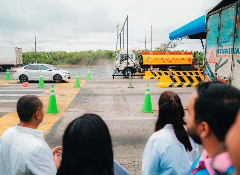 El sistema rocía con amonio cuaternario a camiones, autos, motocicletas y otros vehículos, especialmente en la parte inferior.