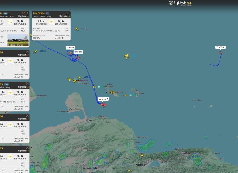 Imagen tomada de la cuenta oficial de X @flightradar24 que muestra el rastreo de los vuelos de aviones militares estadounidenses frente a las costas de Venezuela el 24 de noviembre.