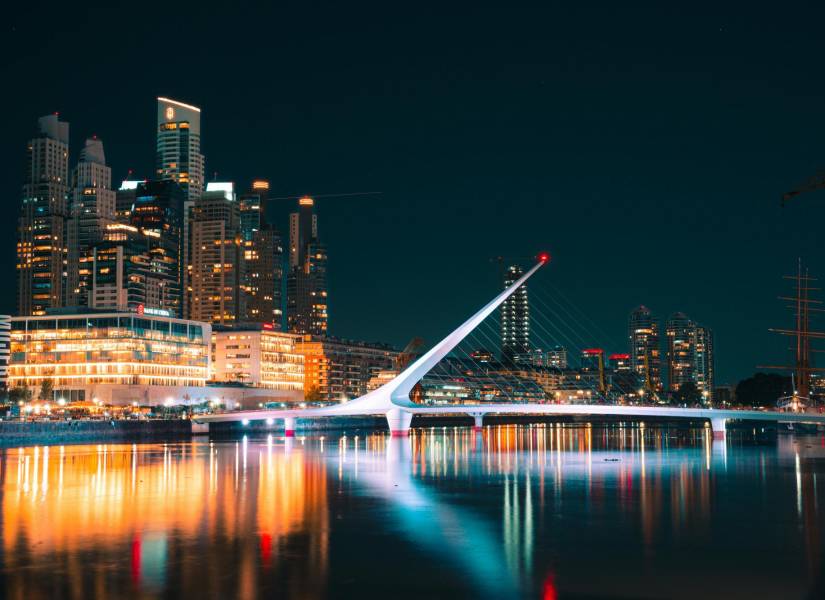 Foto nocturna de Puerto Madero en Buenos Aires.