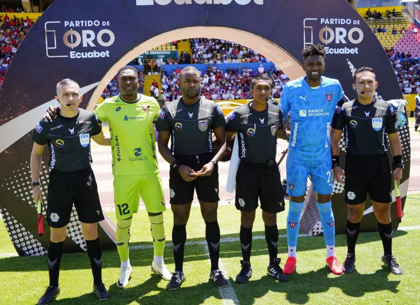 El árbitro Franklin Congo en el partido ante El Nacional contra Liga de Quito por la fecha 26 de la Liga Ecuabet conectada por Xtrim