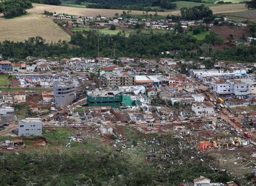 Destrucción ocasionada por el tornado en Paraná, Brasil.