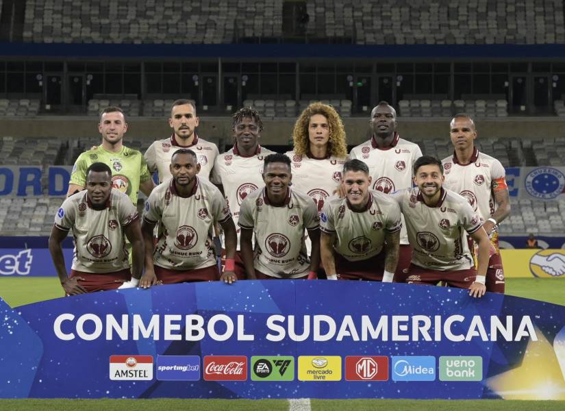 Los jugadores de Mushuc Runa posan para una foto antes del partido de la fase de grupos de la Copa Sudamericana entre el Cruzeiro de Brasil