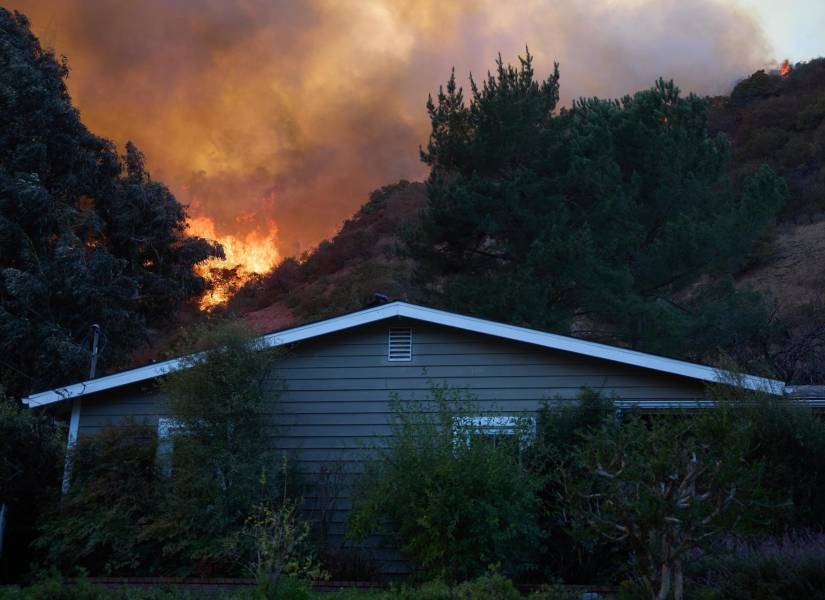 Los Angeles (United States), 11/01/2025.- Flames ignite above a home during the Palisades wildfire in Los Angeles, California, USA, 11 January 2025. Thousands of firefighting and emergency personnel are involved in response efforts, as multiple wildfires are continuing to burn across thousands of acres in Southern California, destroying thousands of homes and forcing people to evacuate areas throughout the Los Angeles area. (incendio forestal) EFE/EPA/ALLISON DINNER