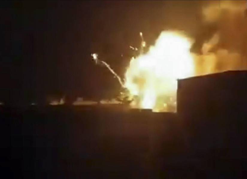 Captura de video de las imágenes difundidas por el Observatorio Sirio de Derechos Humanos a través de su cuenta de Twitter de uno de la serie de bombardeos perpetrados por Israel contra varias posiciones de la provincia de Alepo.
