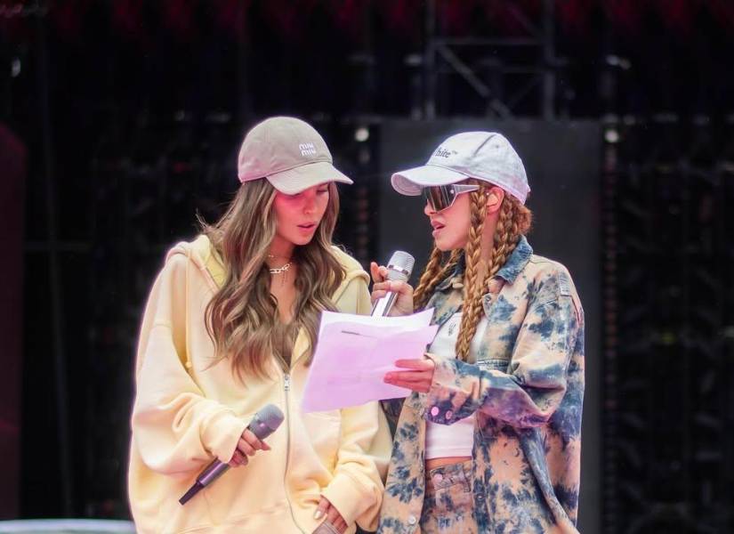 Belinda y Shakira ensayando para el espectáculo.