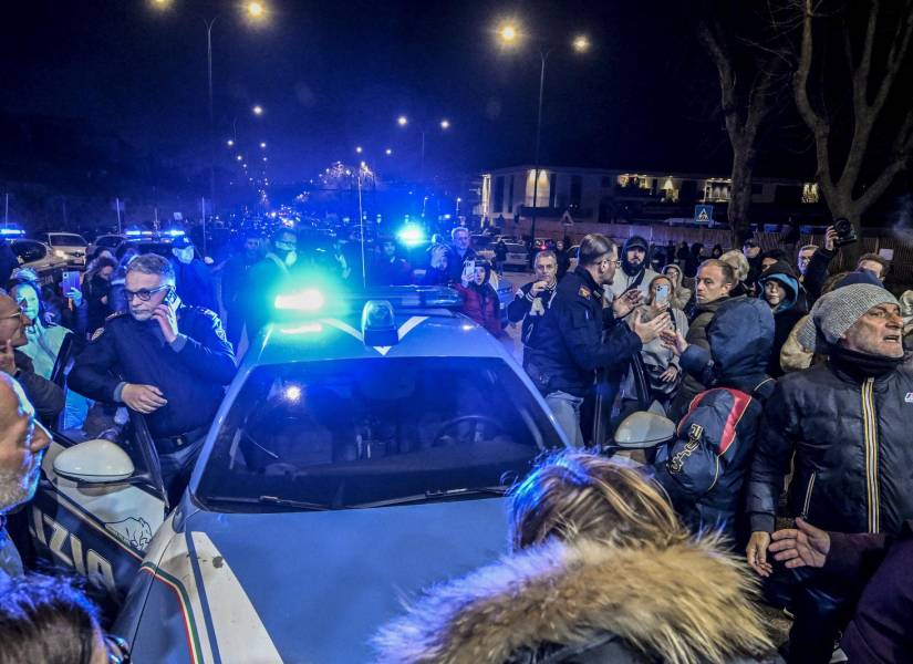 La gente se reúne en las calles por la noche cerca de la antigua base militar de la OTAN de Bagnoli, cerca de Nápoles, después de un terremoto de magnitud 4,4, el 13 de marzo de 2025.