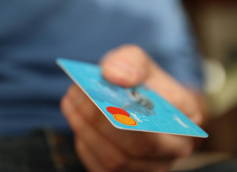 Imagen referencial de pago con una tarjeta de crédito.