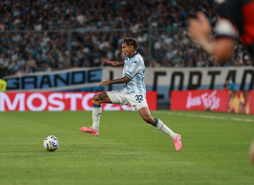 Agustín Almendra, volante de Racing Club, ante Tigre por el Torneo de Argentina