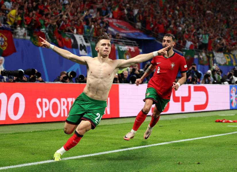 Francisco Conceição celebra su gol con Portugal ante República Checa