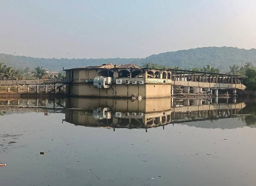 Vista general de la discoteca quemada tras el incendio que se desató a medianoche en Goa el 7 de diciembre de 2025. Un incendio en una discoteca en el estado de Goa, en el oeste de India, causó al menos 23 muertos.