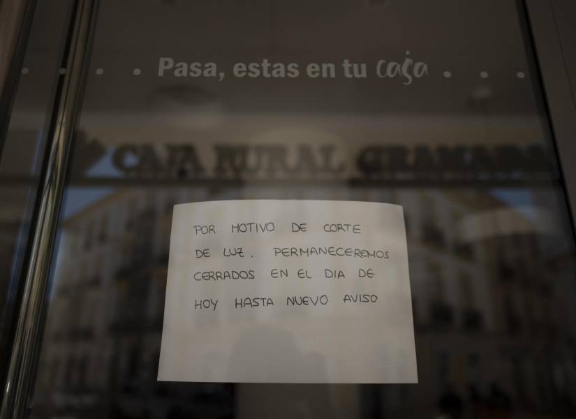 Un cartel que dice Debido a un corte de luz, permanecemos cerrados hasta nuevo aviso se ve en la Caja Rural Granada de Ronda, cerca de Málaga, el 28 de abril de 2025.