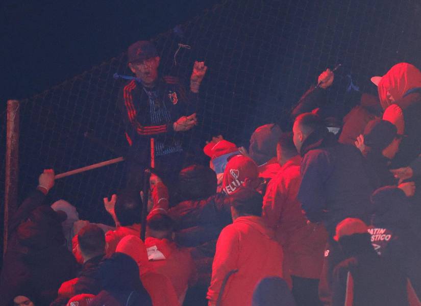 Hinchas se enfrentan este miércoles, en un partido de los octavos de final de la Copa Sudamericana entre Independiente y Universidad de Chile en el estadio Libertadores de América en Avellaneda.