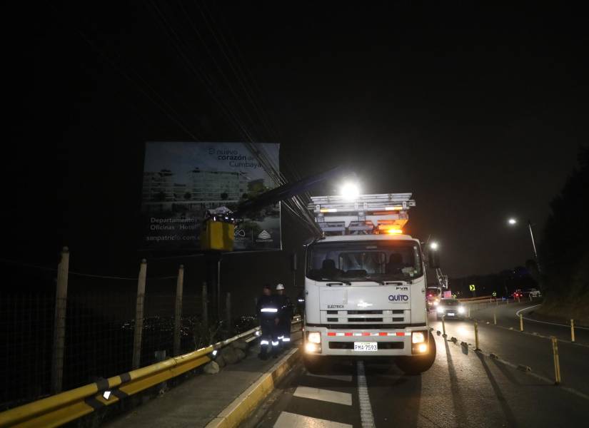 Retiro de vallas en una vía de Quito.