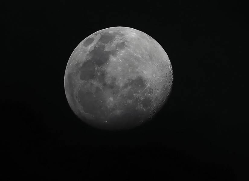 Detalle de la luna vista desde Quito, hoy viernes, a dos días del eclipse del próximo domingo 15 de mayo. EFE/José Jácome