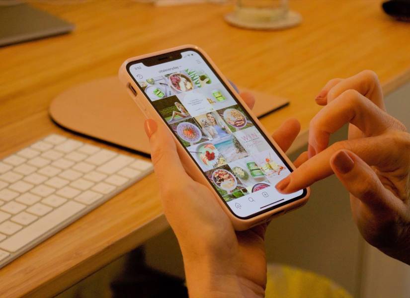 Interfaz de Instagram en un teléfono móvil de modelo I Phone.