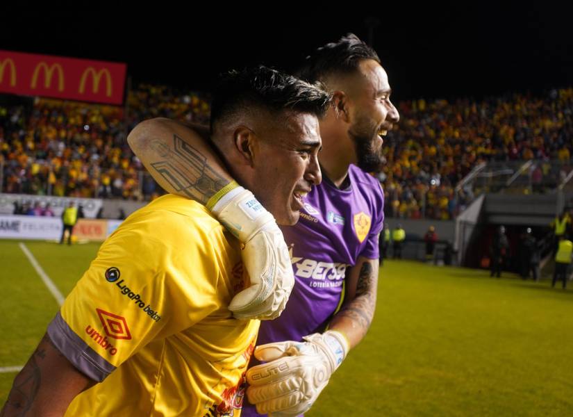 Sergio López, mediocampista argentino, festeja el campeonato de LigaPro junto al portero nacionalizado ecuatoriano Hernán Galíndez.