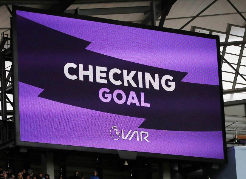 Revisión para validar un gol en Premier League. (Redes sociales)