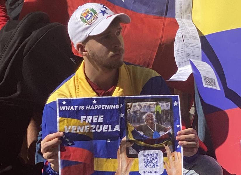 Un venezolanos sostiene un cartele durante una protesta este sábado en el centro de Sidney, Australia.