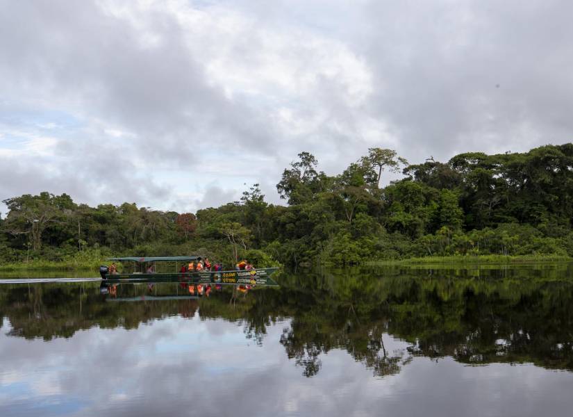 Personas son vistas sobre la Laguna Grande de Cuyabeno, el 28 de mayo de 2022 en el Parque Nacional Yasuní (Ecuador).