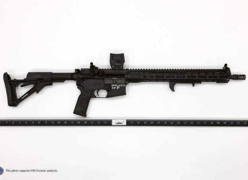 UFotografía cedida por el FBI donde se muestra el rifle A-15 que Thomas Matthew Crooks usó en el intento de asesinato contra el expresidente Donald Trump.