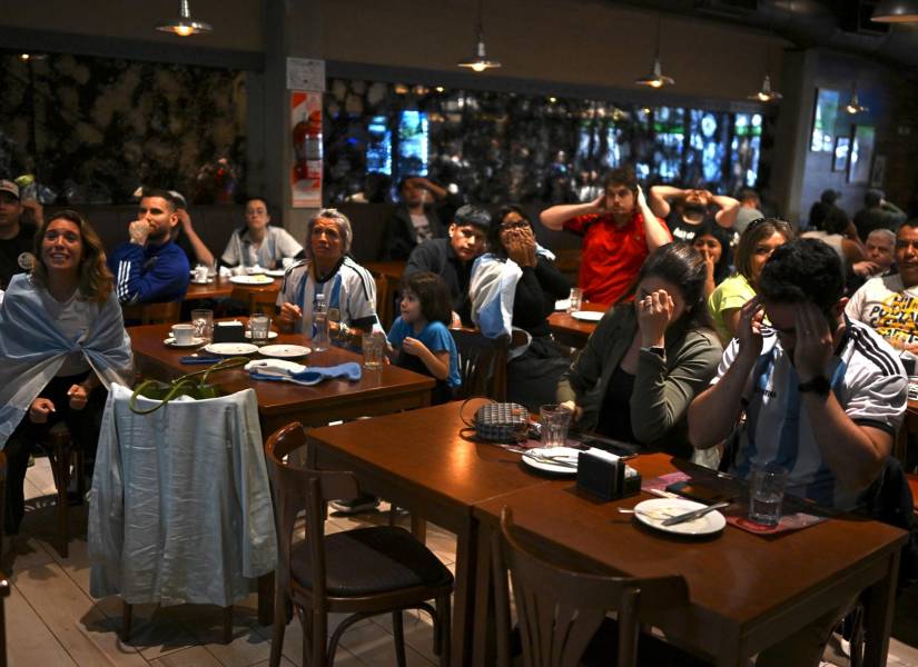 Aficionados de Argentina se concentraron en bares para ver el duelo ante Arabia Saudita, que dio la primera sorpresa en el Mundial de Qatar.