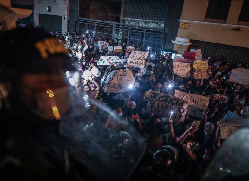 Miles de personas marcharon por el centro de Lima exigiendo cadena perpetua a Juan Antonio Enríquez Garcia autor confeso de la violación a una menor de 3 años en Perú.