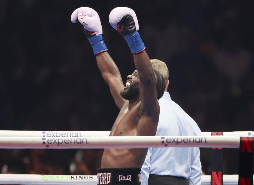 Terence Crawford celebra la victoria del combate frente al mexicano Canelo Álvarez en el Allegiant Stadium en Las Vegas, EE. UU.