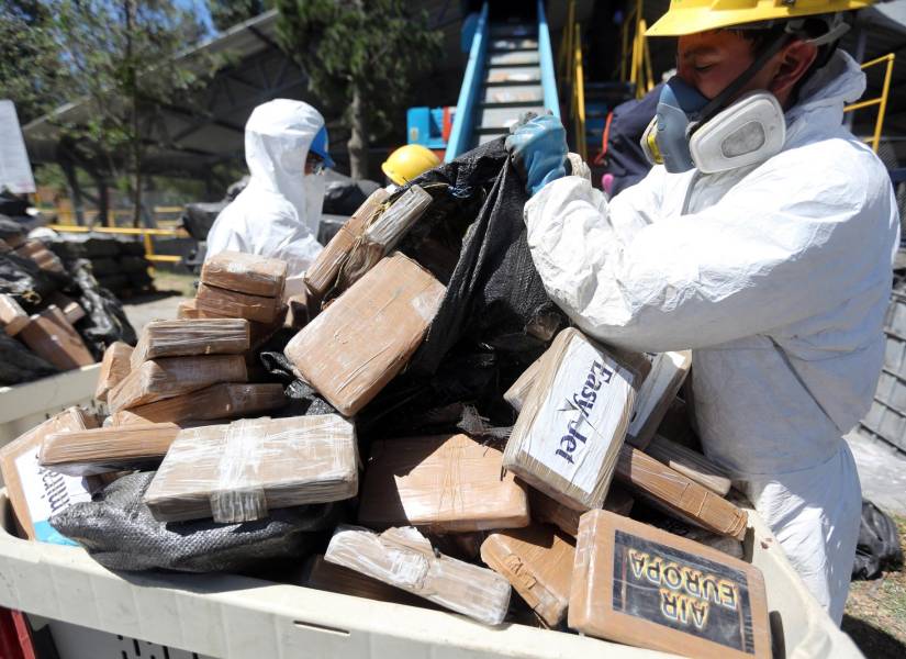 Hoy, las autoridades iniciaron el proceso de encapsulamiento y destrucción de 21,5 toneladas de sustancias incautadas en Vinces.