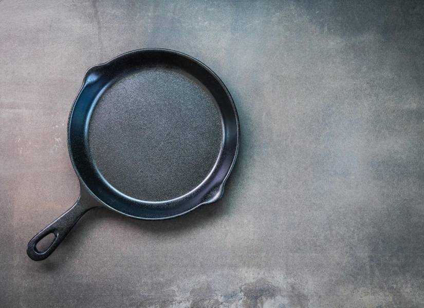 Sartén de hierro sobre un mesón.