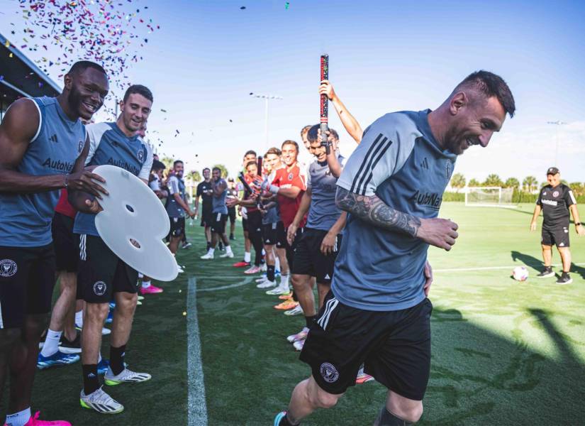 Lionel Messi, recibido por sus compañeros del Inter Miami tras ganar su octavo Balón de Oro.
