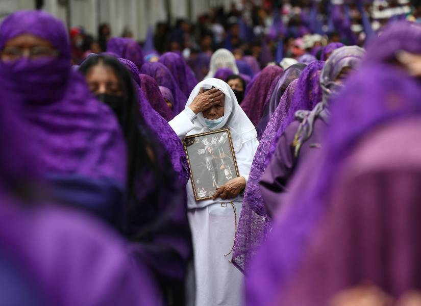 Personas participan durante la Procesión Jesús del Gran Poder, que recorre hoy las calles de Quito.