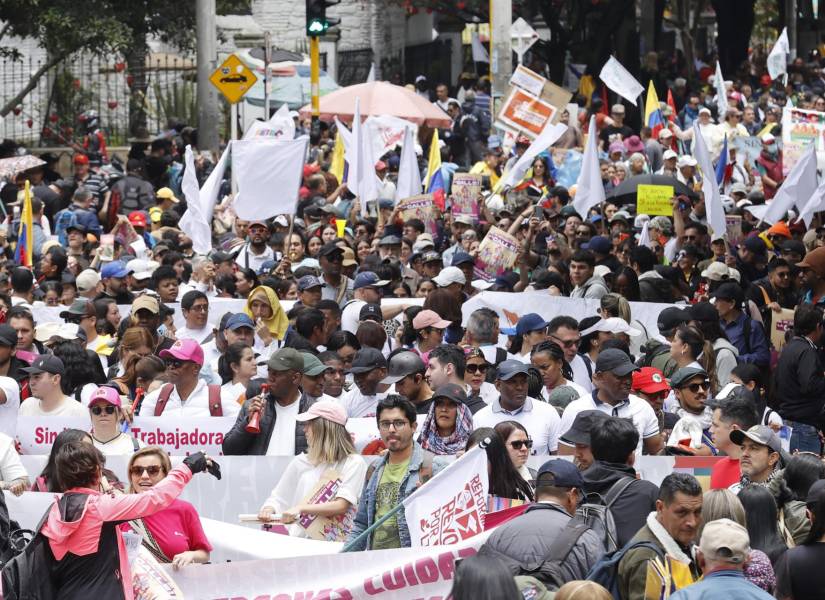 Personas participan en una manifestación este martes, en Bogotá (Colombia).