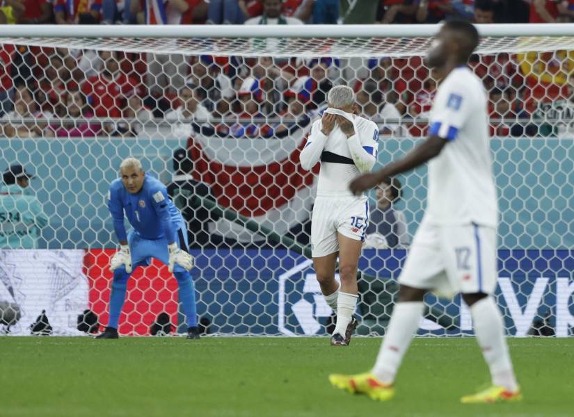 Carlos Martínez (C) de Costa Rica reacciona después del partido de fútbol de la Copa Mundial de la FIFA.