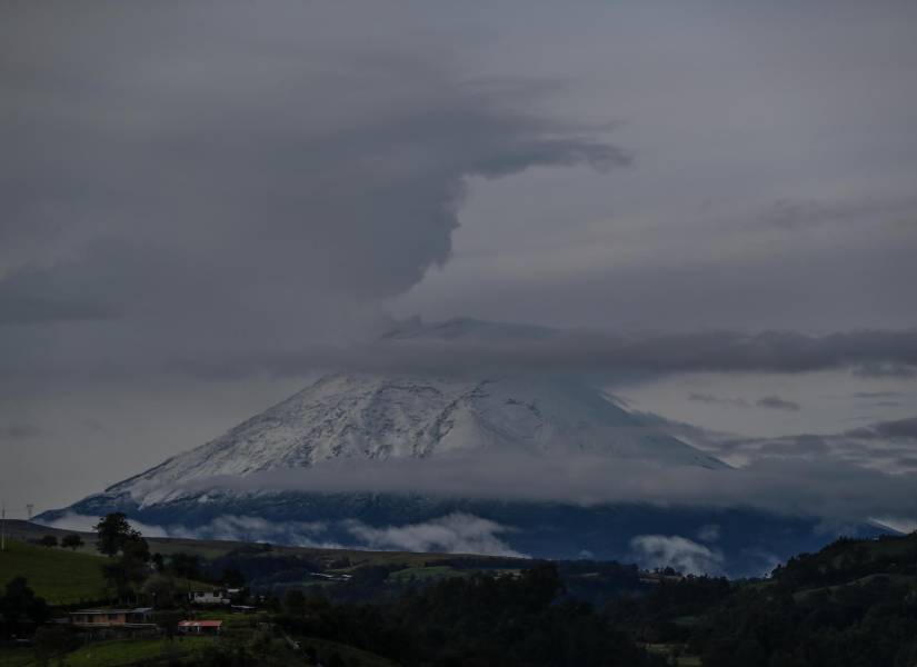 Fotografía del volcán Cotopaxi a través de la espesa neblina, tomada desde el sector de Rumipamba, en Latacunga.